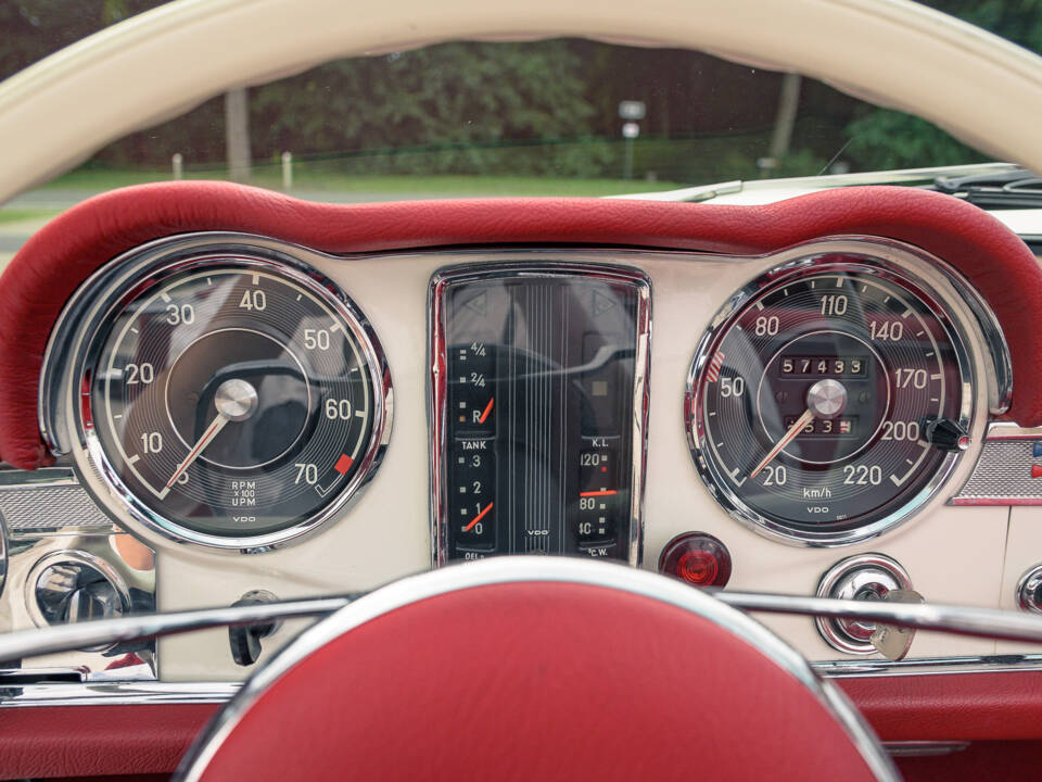 Image 39/60 of Mercedes-Benz 230 SL (1967)