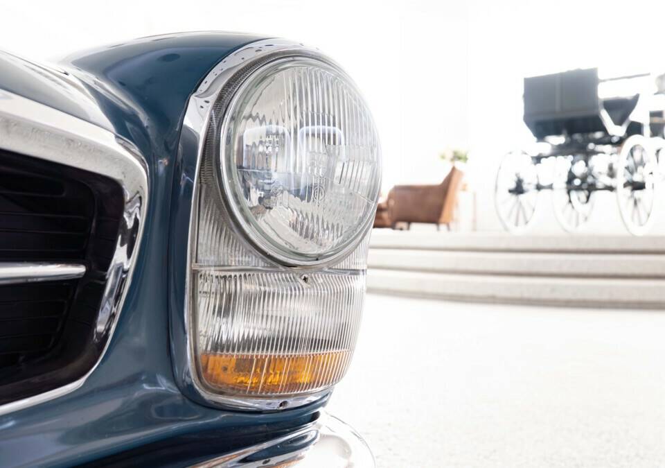 Image 13/33 of Mercedes-Benz 230 SL (1966)