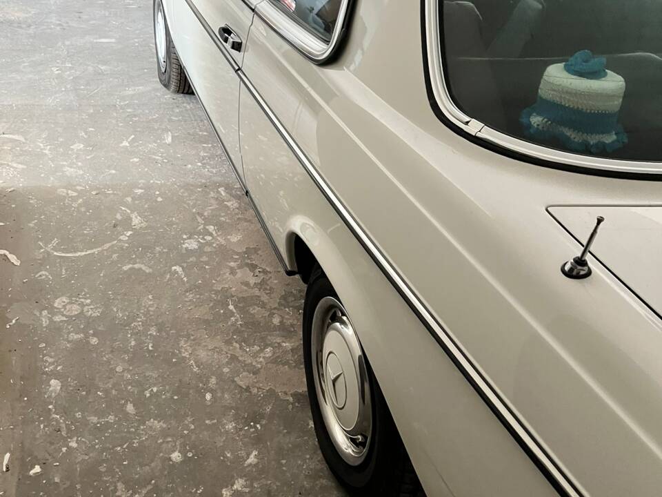 Imagen 3/4 de Mercedes-Benz 230 C (1978)