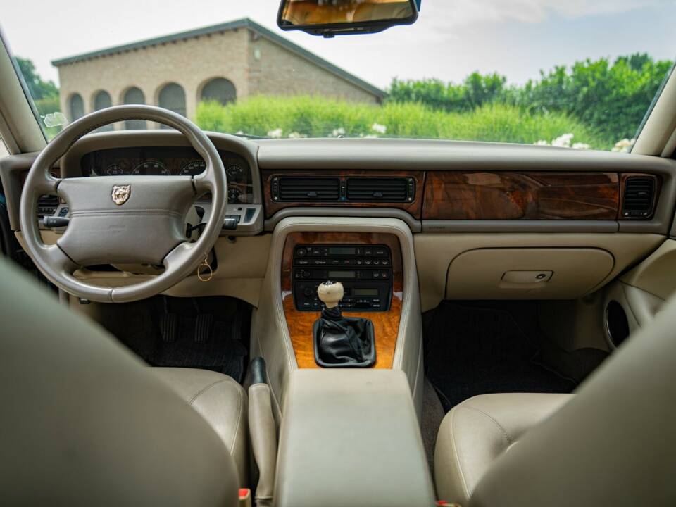 Bild 42/50 von Jaguar XJ6 3.2 (1995)