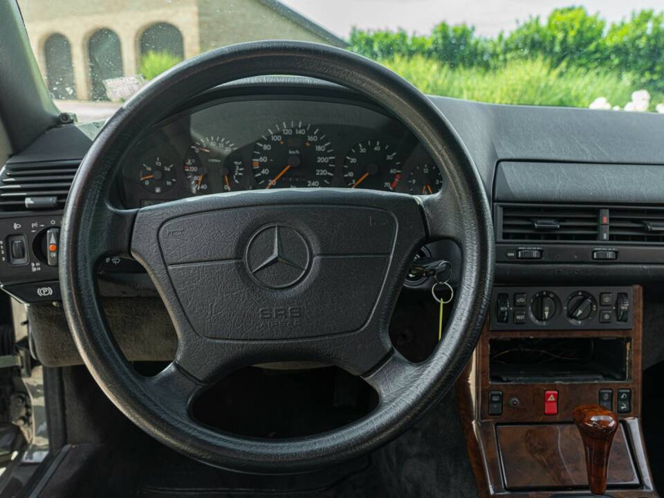 Image 36/50 of Mercedes-Benz 300 SL (1990)