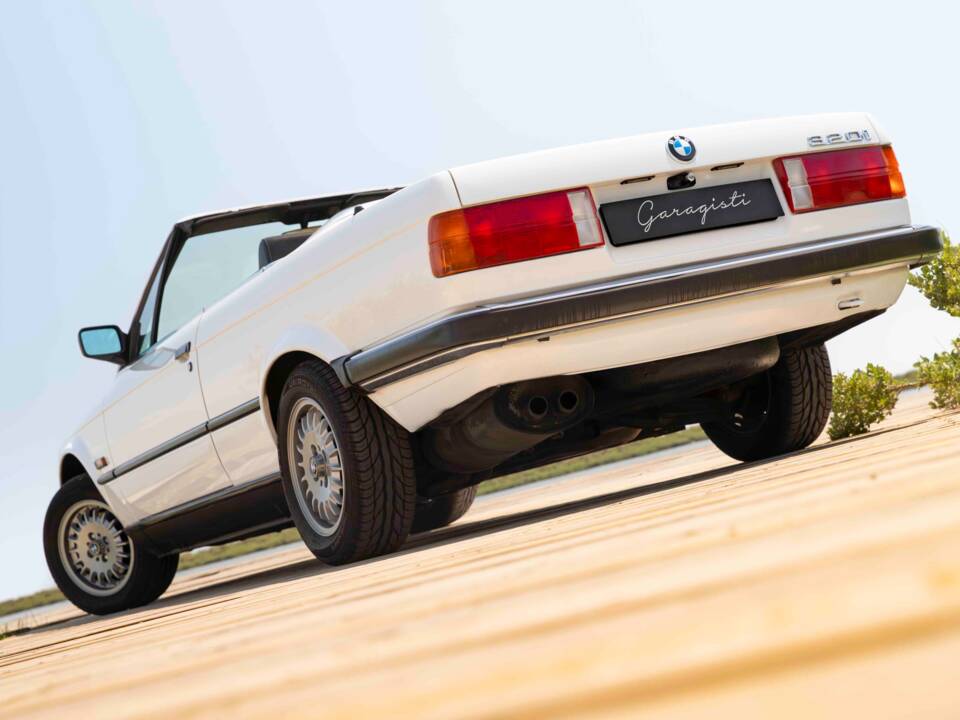Image 17/70 of BMW 320i (1990)