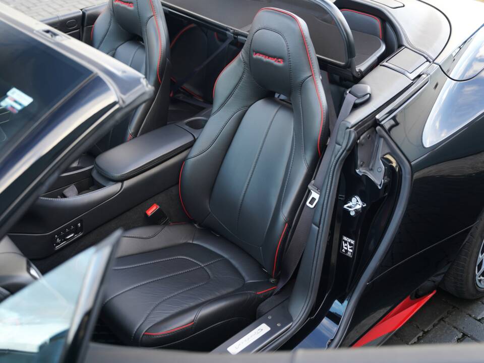 Image 16/50 of Aston Martin Vanquish S Volante (2018)