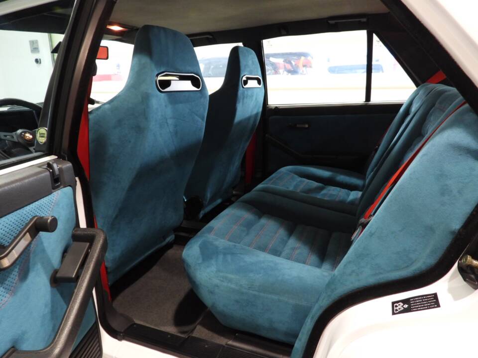 Image 9/15 de Lancia Delta HF Integrale Evoluzione I "Martini 6" (1992)