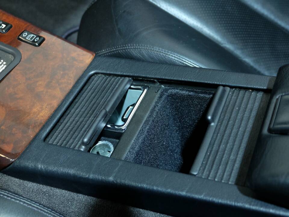 Image 17/51 of Mercedes-Benz 500 SL (1992)