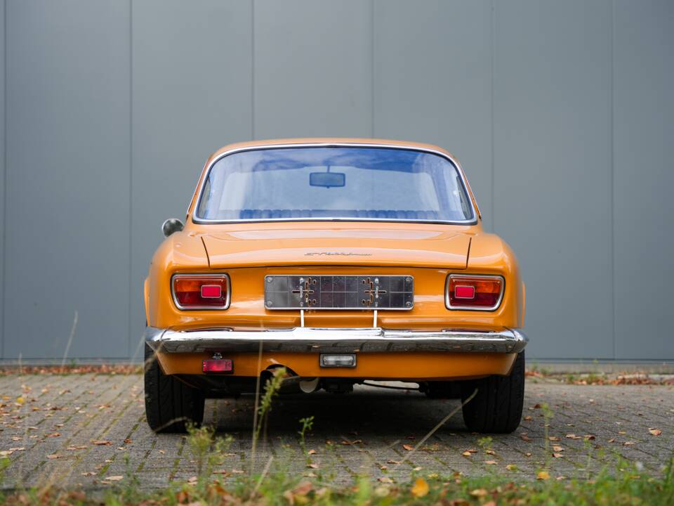 Image 26/38 of Alfa Romeo Giulia GT 1300 Junior (1968)