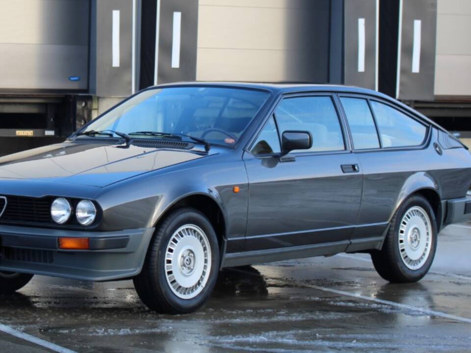 Image 1/21 of Alfa Romeo GTV 2.0 (1982)