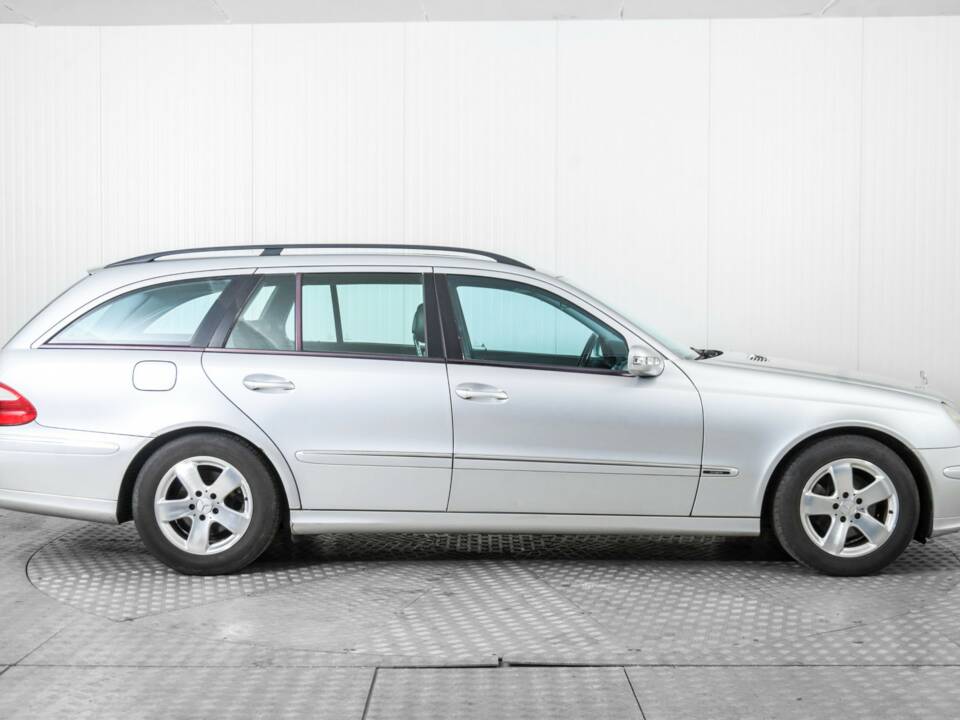 Bild 10/50 von Mercedes-Benz E 200 Kompressor T (2003)