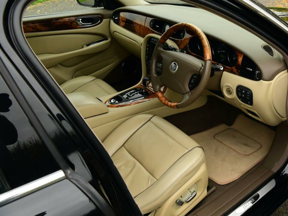 Image 38/50 of Jaguar XJ 8 4.2 (2008)