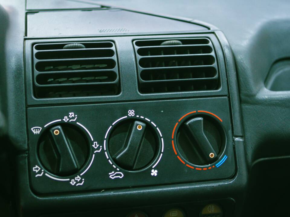 Image 23/33 of Peugeot 205 GTi 1.9 (1993)