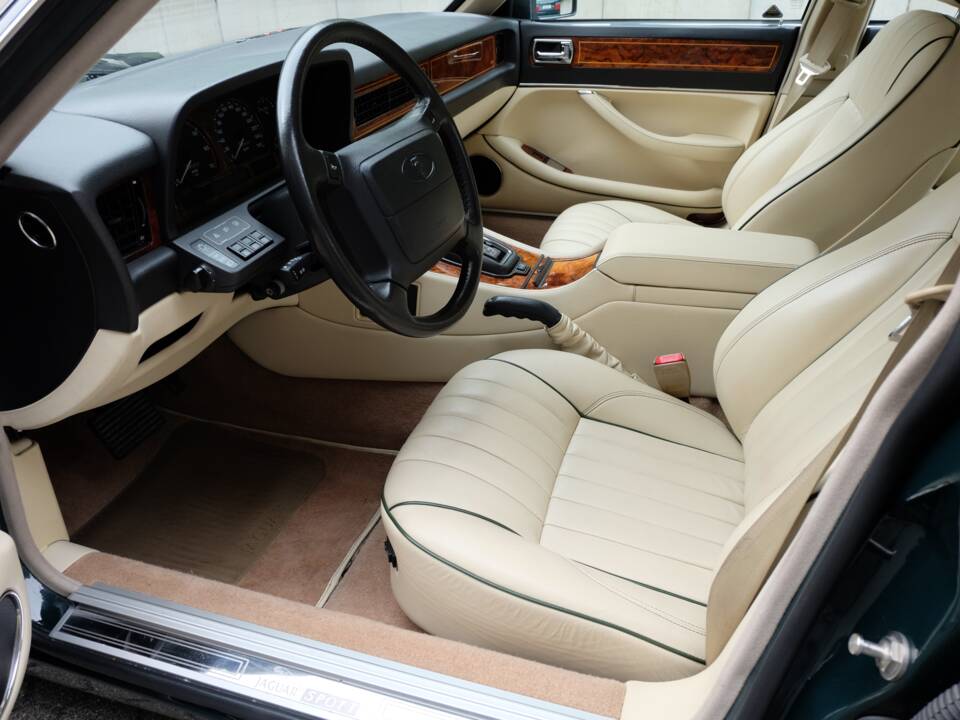Image 17/77 de Jaguar XJ 40 (XJ-R) (1993)