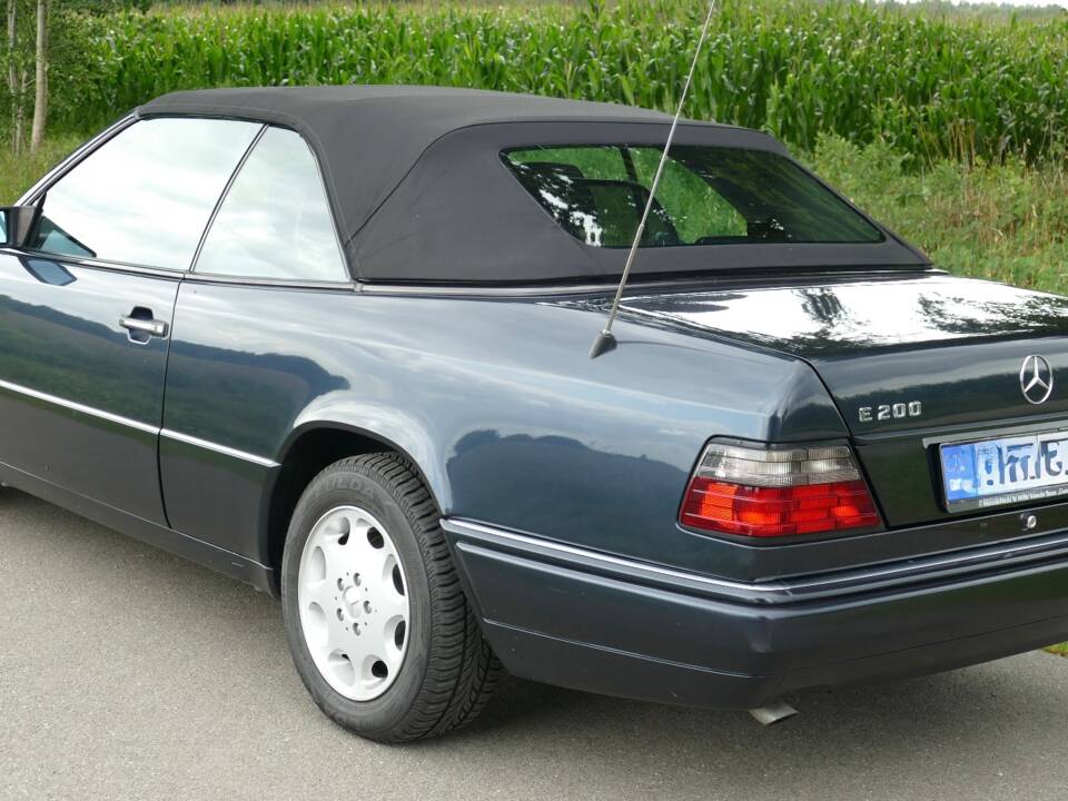 Bild 4/15 von Mercedes-Benz E 200 (1996)