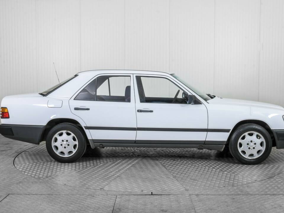 Image 12/50 of Mercedes-Benz 200 (1986)