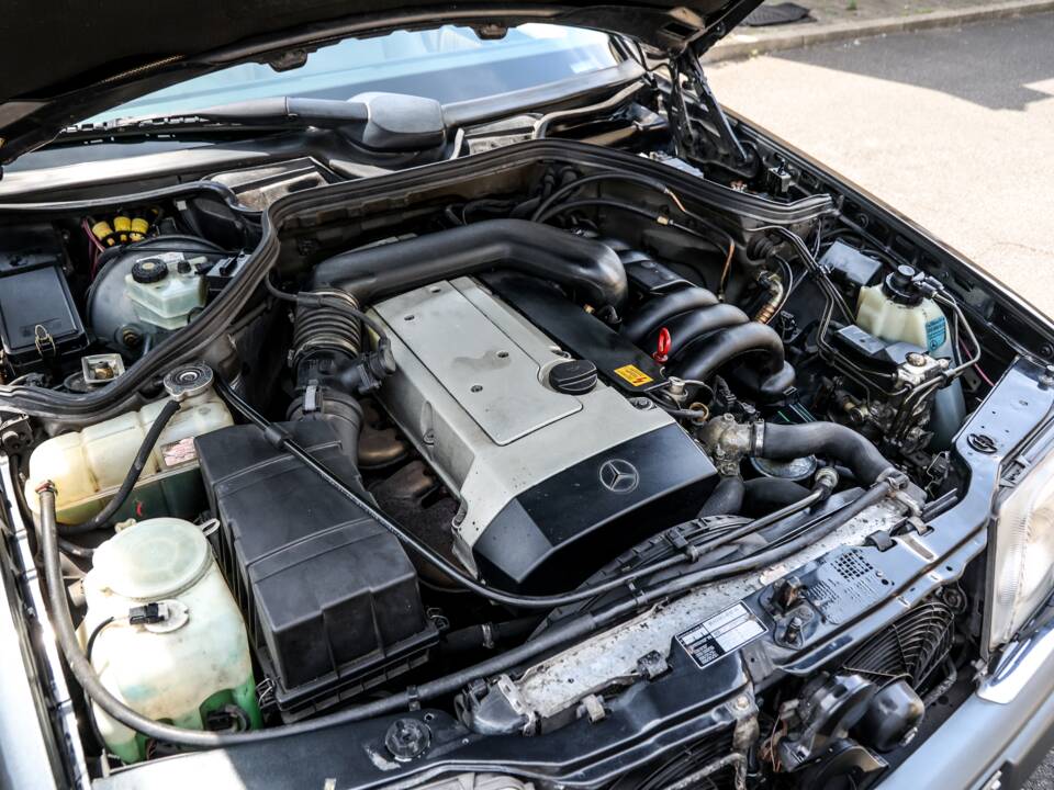 Image 36/37 of Mercedes-Benz E 320 (1995)