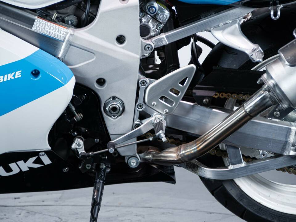 Bild 27/50 von Suzuki DUMMY (1999)