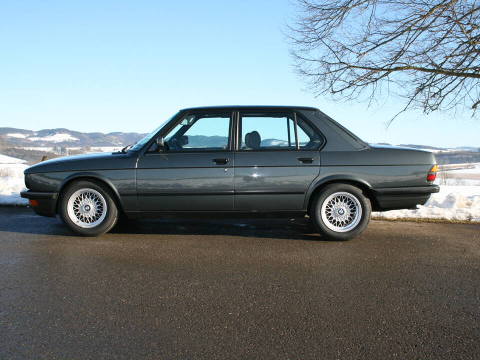 Bild 43/65 von BMW 520i (1987)