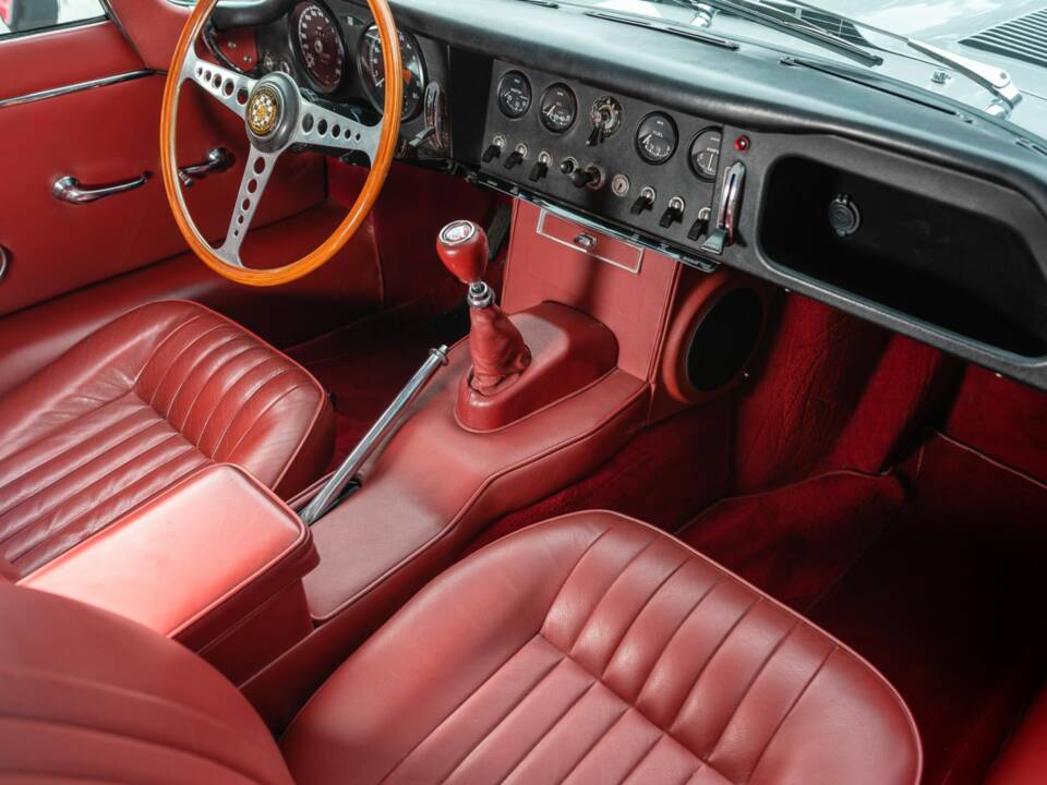 Image 32/50 of Jaguar E-Type 4.2 (1965)