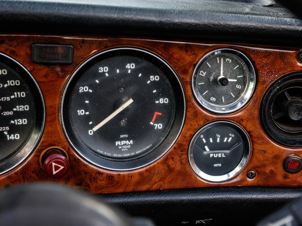 Image 25/38 of Triumph Stag (1977)