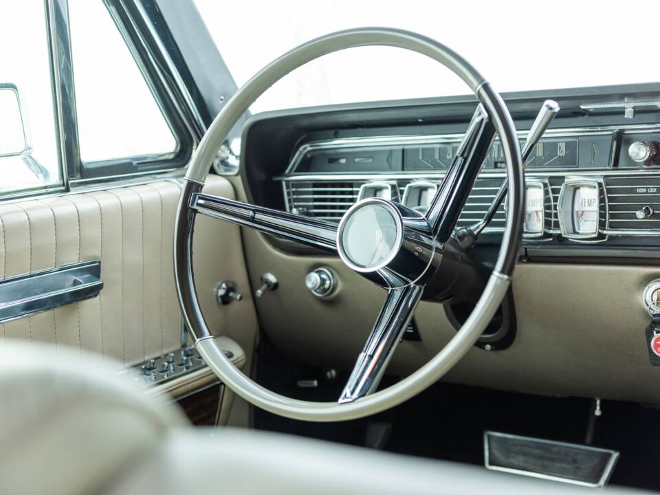 Bild 80/100 von Lincoln Continental Convertible (1965)
