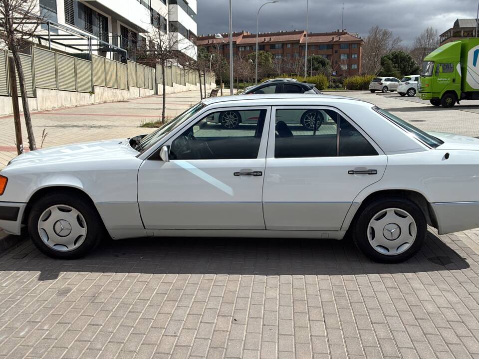 Immagine 5/33 di Mercedes-Benz 230 E (1992)