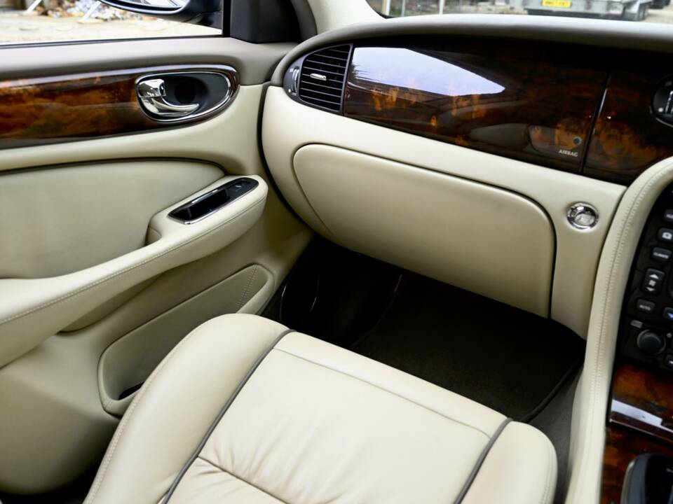 Image 32/50 of Jaguar XJ 8 4.2 (2006)