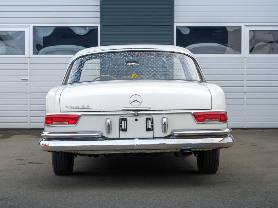 Image 5/24 de Mercedes-Benz 220 SE b (1963)