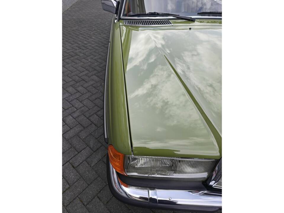 Immagine 17/50 di Mercedes-Benz 230 CE (1982)