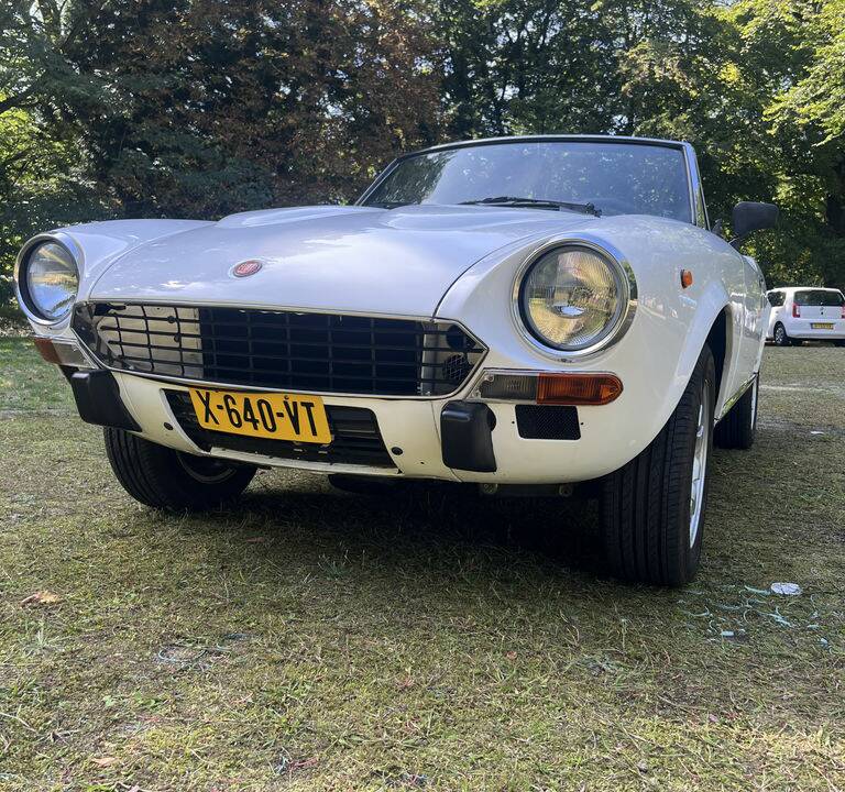 Image 7/8 of FIAT 124 Spider CS2 (1979)