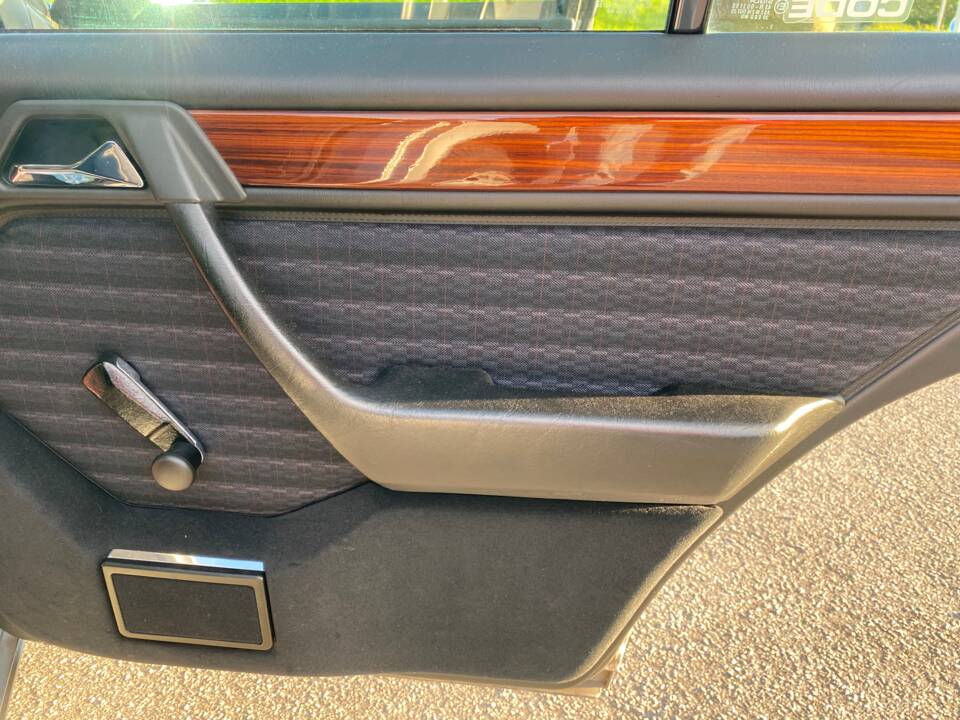 Immagine 14/19 di Mercedes-Benz E 200 (1993)