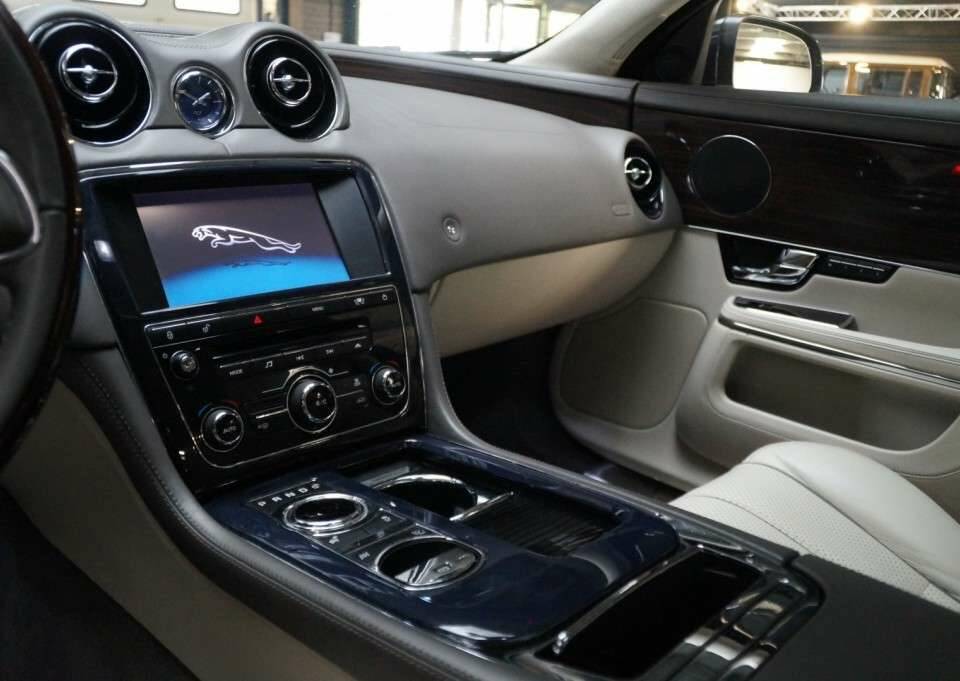 Bild 8/32 von Jaguar XJ 5.0 (2011)