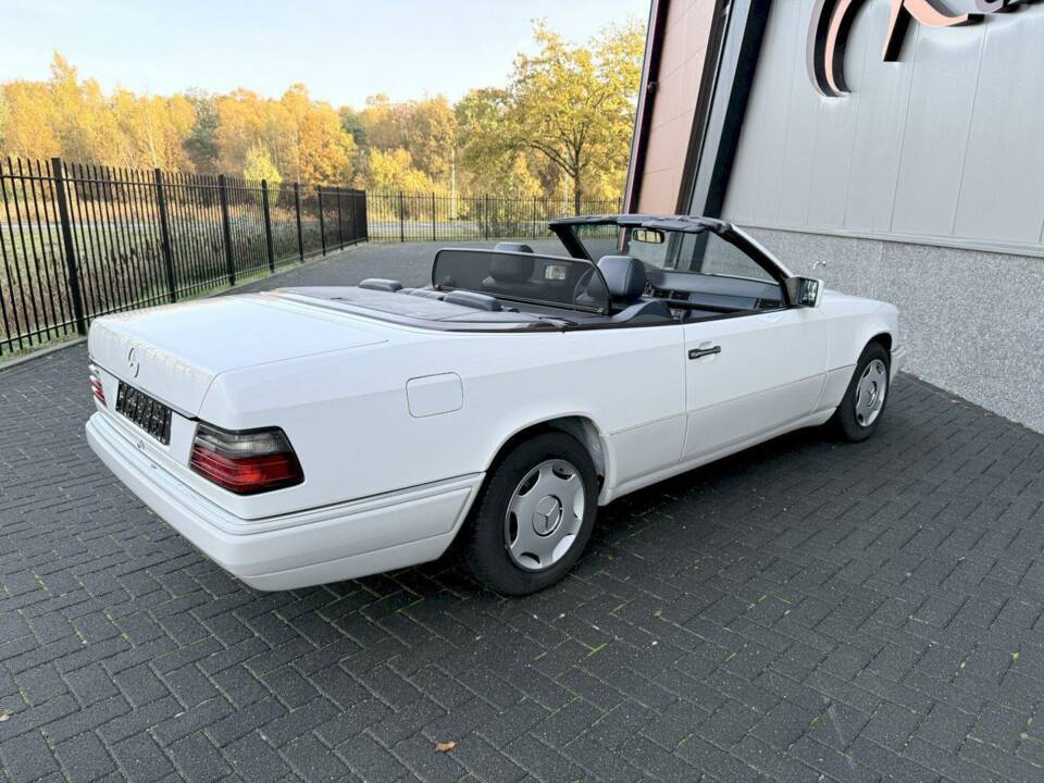 Image 10/36 of Mercedes-Benz E 200 (1994)