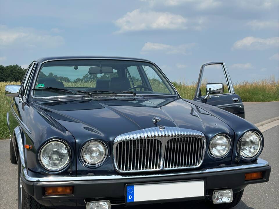 Image 2/20 of Daimler Double Six (1992)