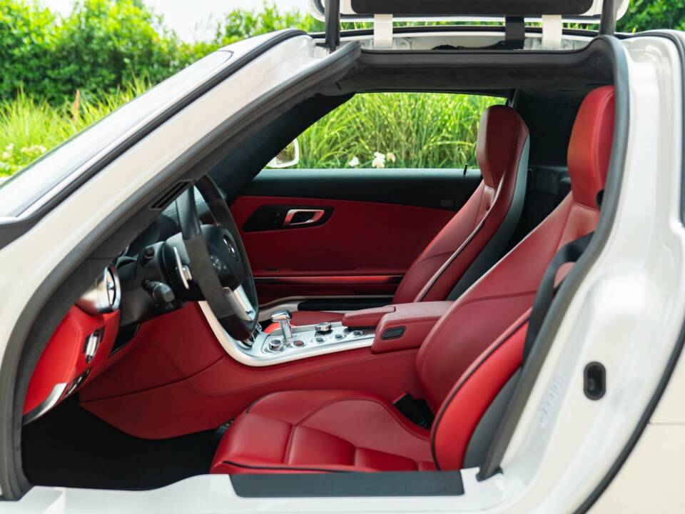 Image 18/50 of Mercedes-Benz SLS AMG (2010)