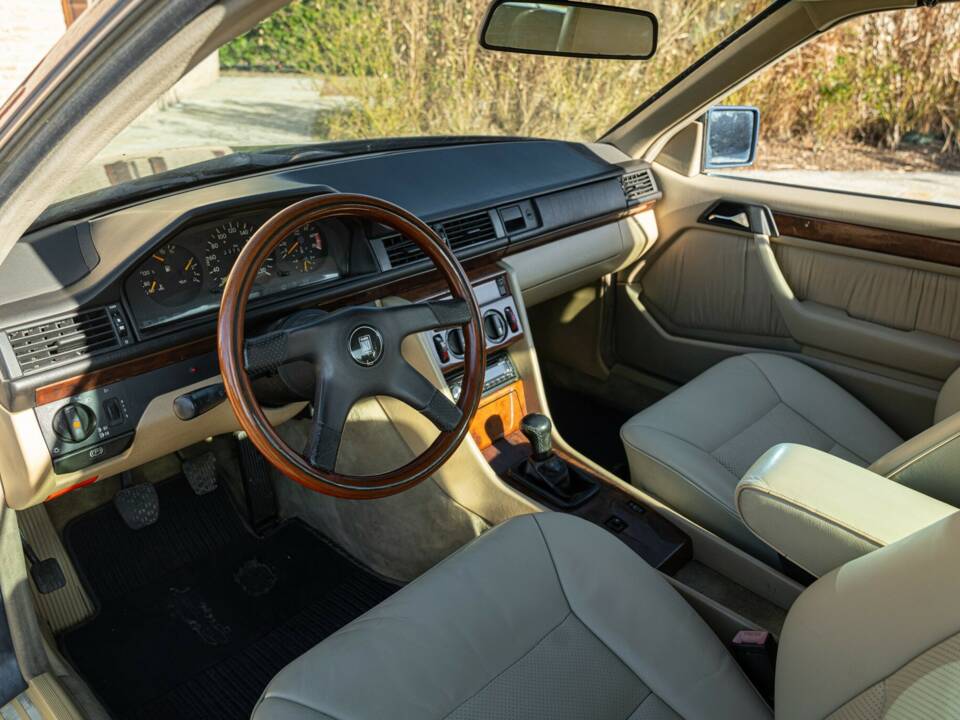 Afbeelding 26/50 van Mercedes-Benz 200 CE (1992)