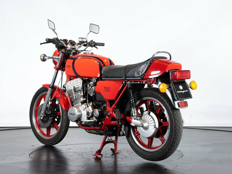 Immagine 2/50 di Yamaha DUMMY (1979)