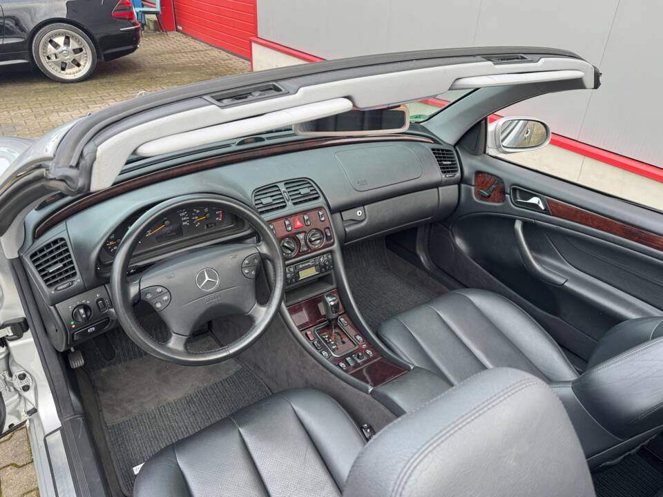 Image 33/50 of Mercedes-Benz CLK 230 Kompressor (2001)