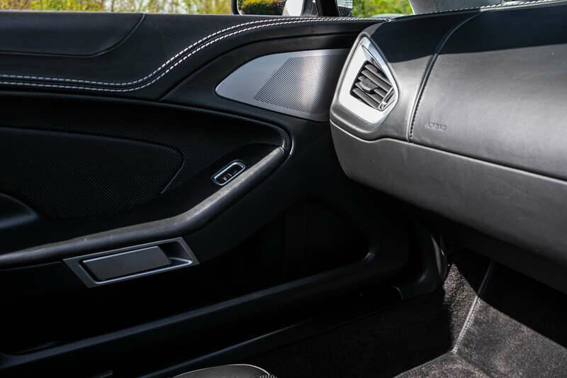 Image 19/50 of Aston Martin Vanquish Volante (2014)