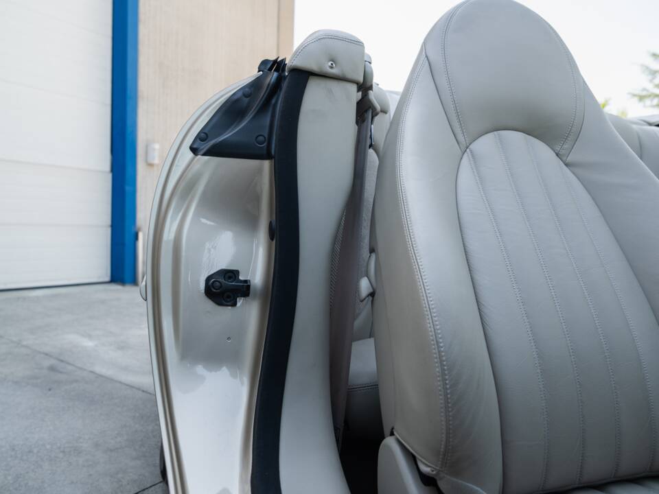 Image 37/91 de Jaguar XK8 4.0 (2000)
