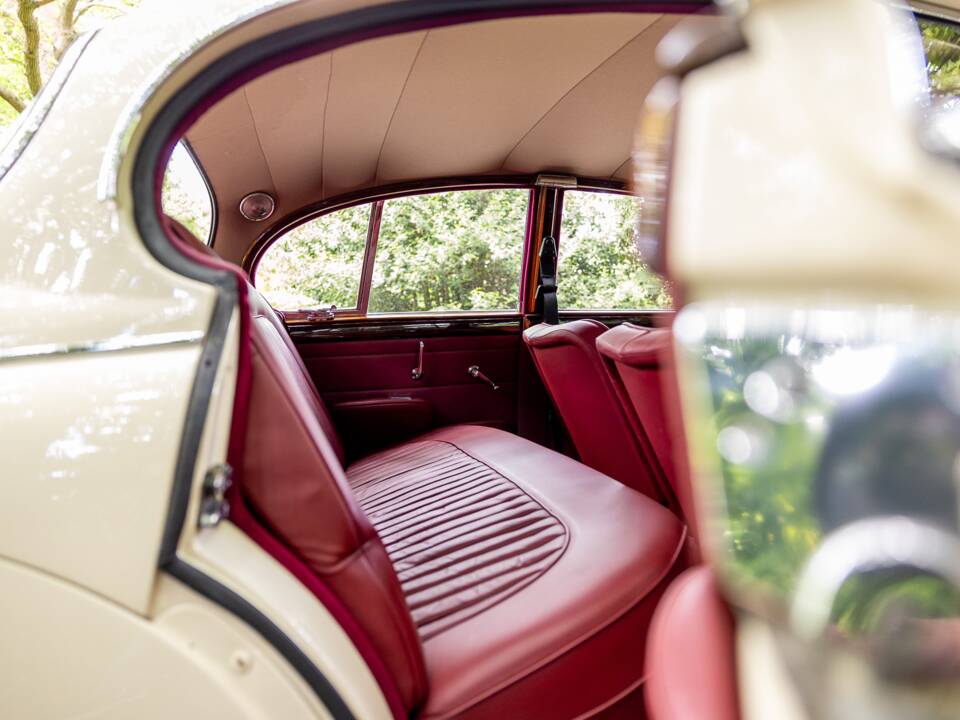 Image 40/50 de Jaguar Mk II 2.4 (1967)