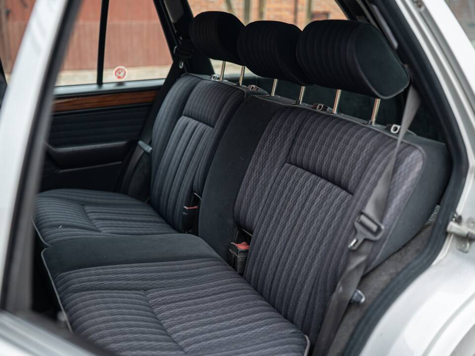 Imagen 52/72 de Mercedes-Benz 250 TD (1991)