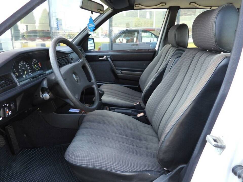 Bild 8/15 von Mercedes-Benz 190 E (1988)
