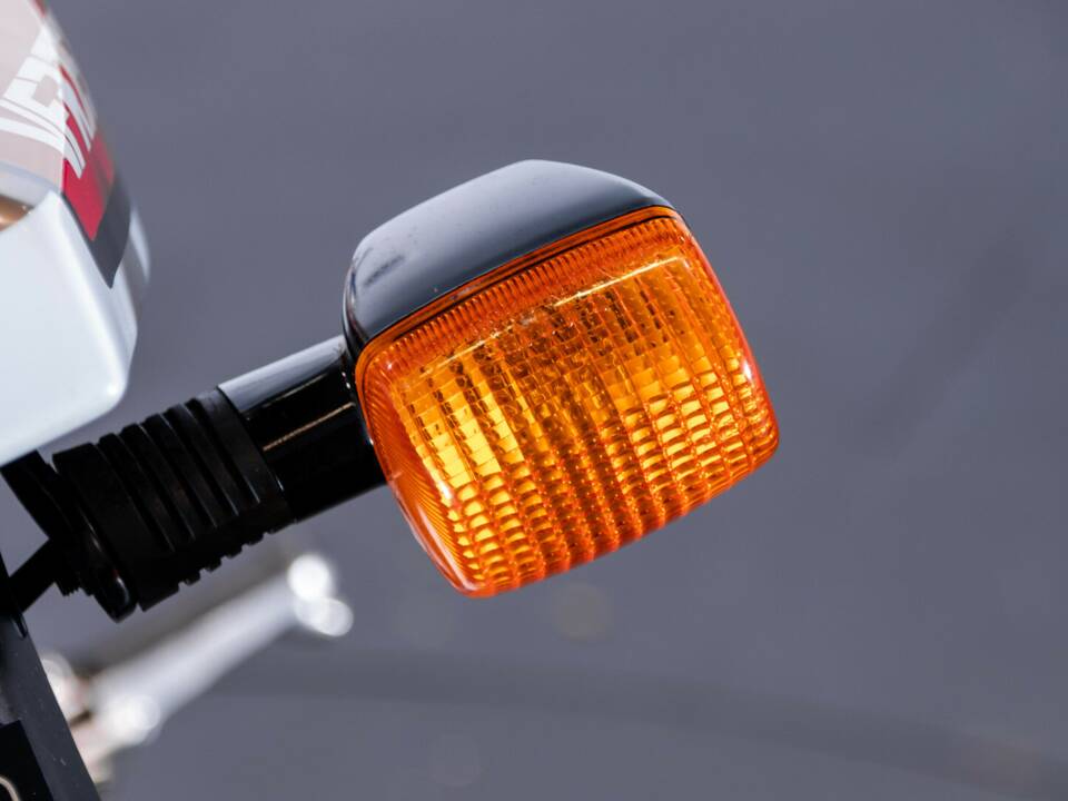 Bild 41/50 von Honda VFR 750R RC 30 (1988)