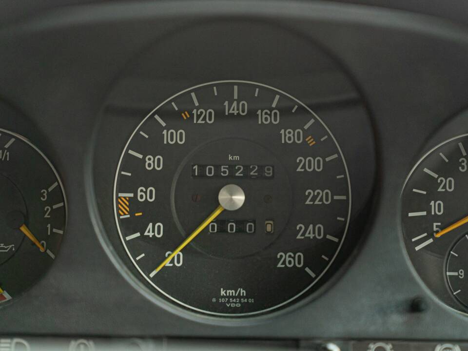 Image 29/50 of Mercedes-Benz 500 SEC (1984)