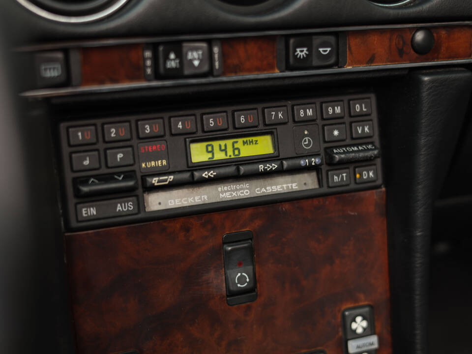 Image 72/85 of Mercedes-Benz 560 SL (1986)