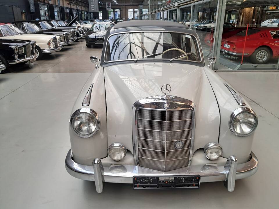 Imagen 3/18 de Mercedes-Benz 220 S (1958)