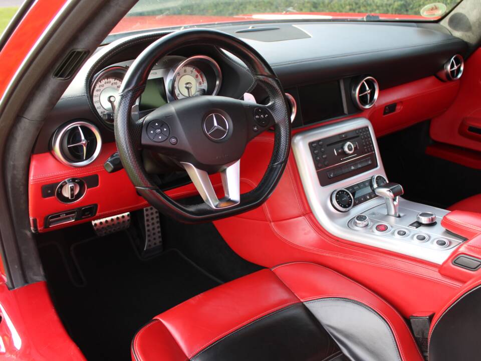Image 34/57 of Mercedes-Benz SLS AMG (2010)