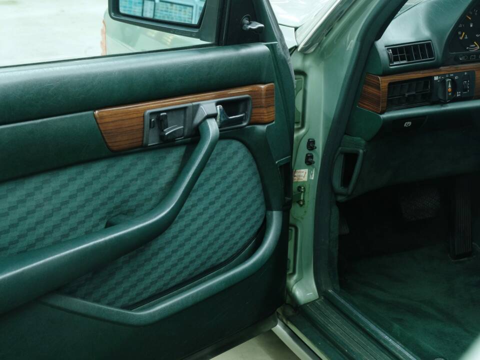 Bild 38/50 von Mercedes-Benz 300 SE (1986)