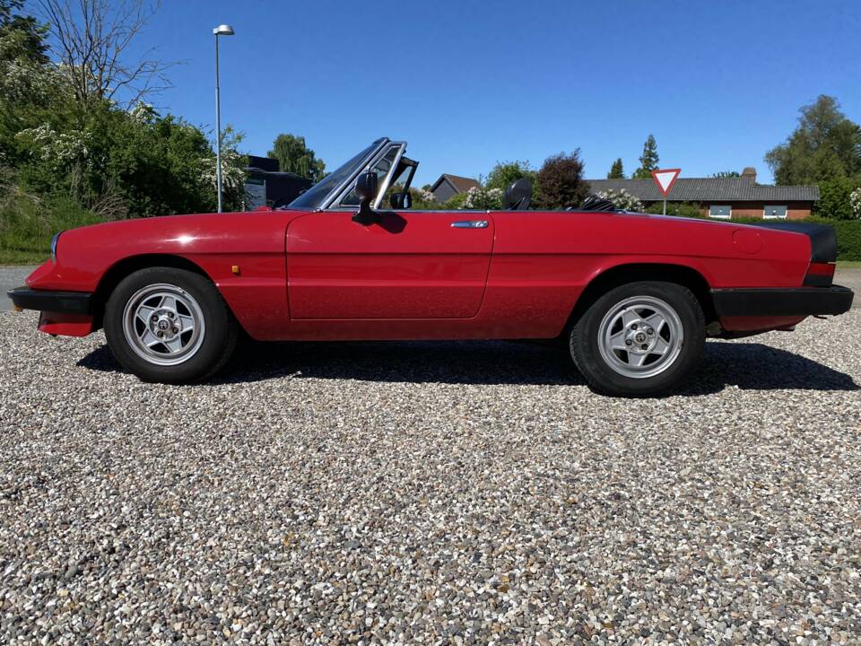 Image 2/56 of Alfa Romeo 2.0 Spider (1986)