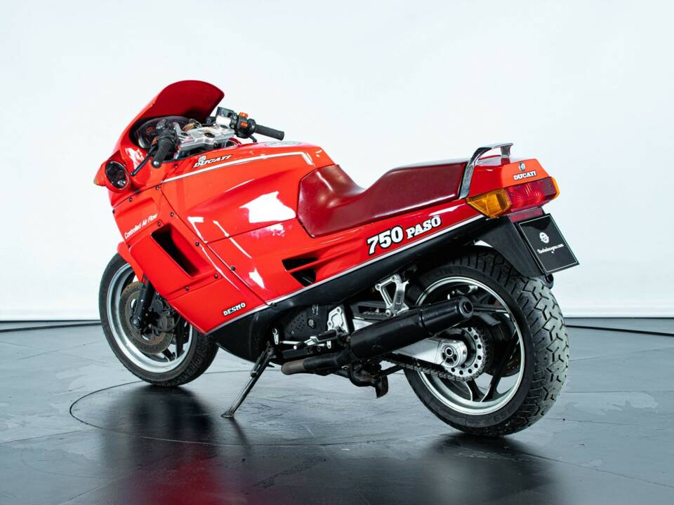 Image 2/50 de Ducati 750 Paso (1987)