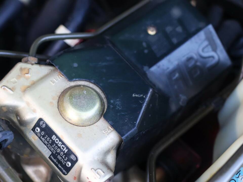 Image 17/50 of Mercedes-Benz E 220 (1994)